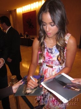 Chloe Bennet autograph