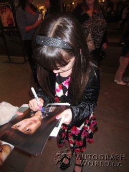 Chloe Noelle autograph
