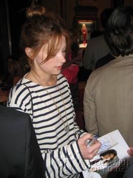 Haley Bennett autograph
