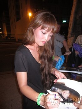 Hana Mae Lee autograph