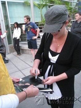 Kathleen Robertson autograph