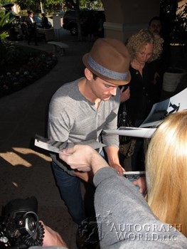 Matthew Bomer autograph
