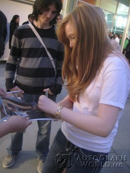 Molly Quinn autograph