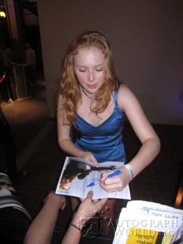 Molly Quinn autograph