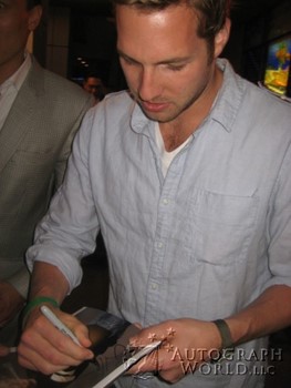 Ryan Hansen autograph