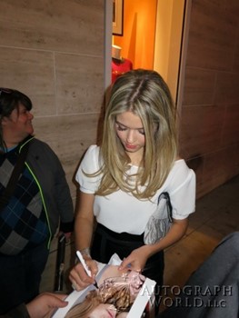 Sasha Pieterse autograph