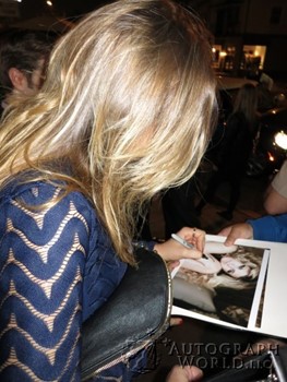 Tara Summers autograph