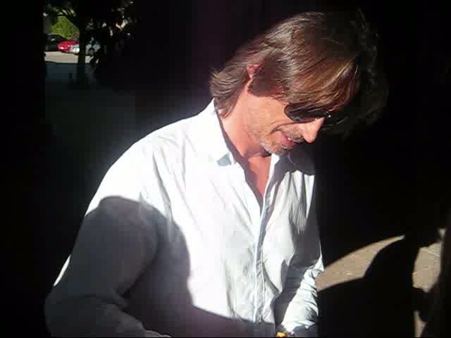 Robert Carlyle signs for Autograph World on 8 5 2009 at Pasadena Ritz