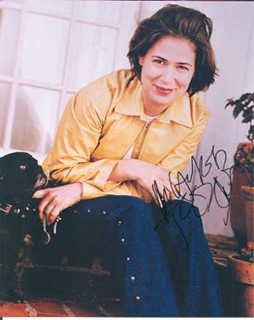 Maura Tierney autograph