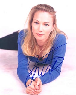 Sarah Wynter autograph
