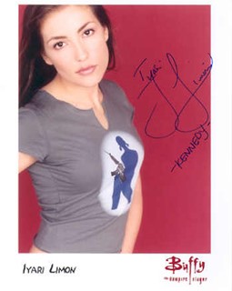 Iyari Limon autograph