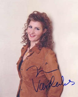 Nia Vardalos autograph