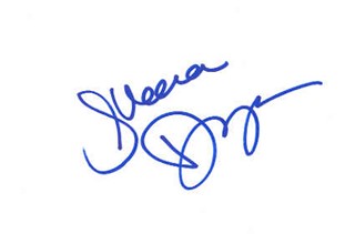 Illeana Douglas autograph