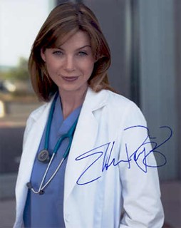 Ellen Pompeo autograph