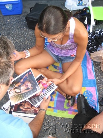 Adrianne Curry autograph