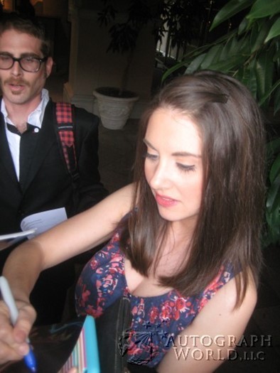 Alison Brie autograph