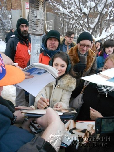 Alison Brie autograph
