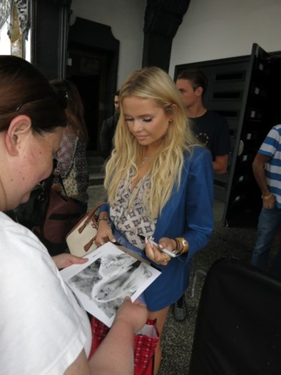 Alli Simpson autograph