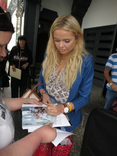 Alli Simpson autograph