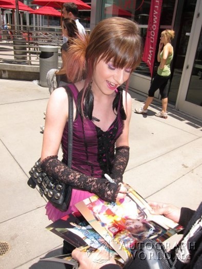 Allisyn Arm autograph