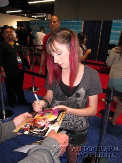 Allisyn Arm autograph
