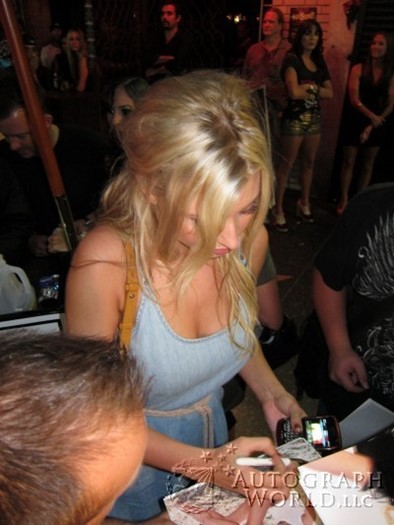 Alyson Michalka autograph