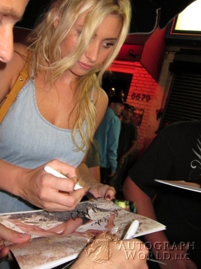 Alyson Michalka autograph
