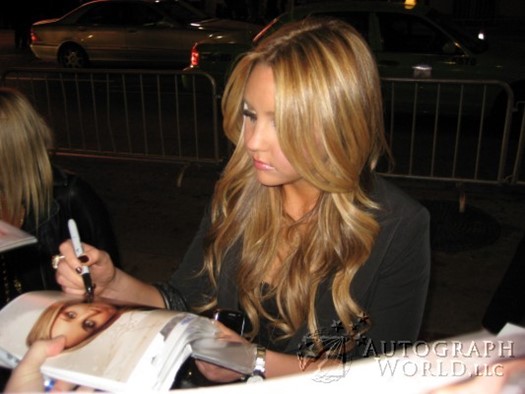 Amanda Bynes autograph