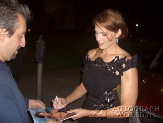 Amanda Righetti autograph