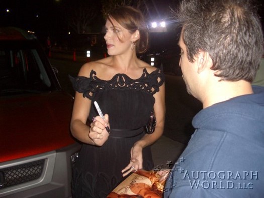 Amanda Righetti autograph