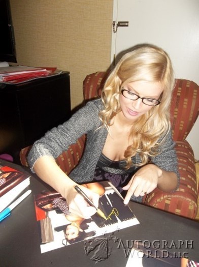 Amelia Talon autograph