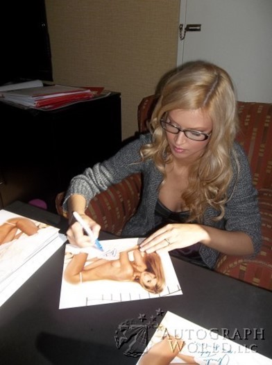 Amelia Talon autograph