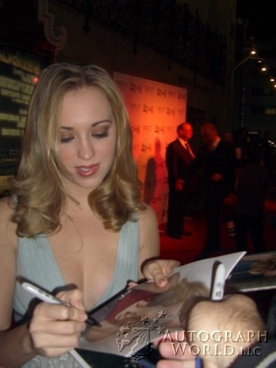 Andrea Bowen autograph