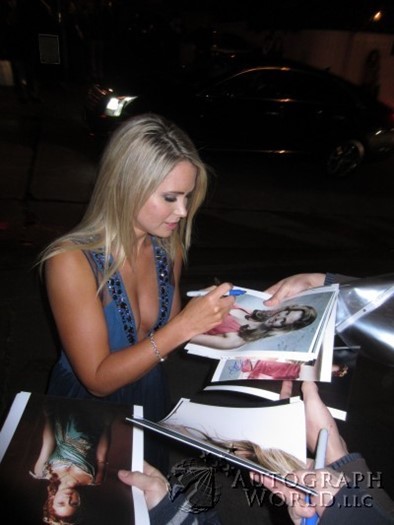 Anna Hutchison autograph