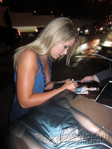 Anna Hutchison autograph