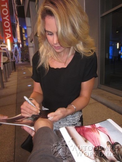 Anna Hutchison autograph