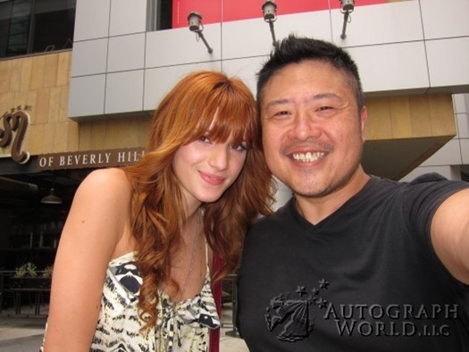 Bella Thorne autograph