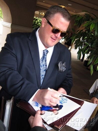 Billy Gardell autograph