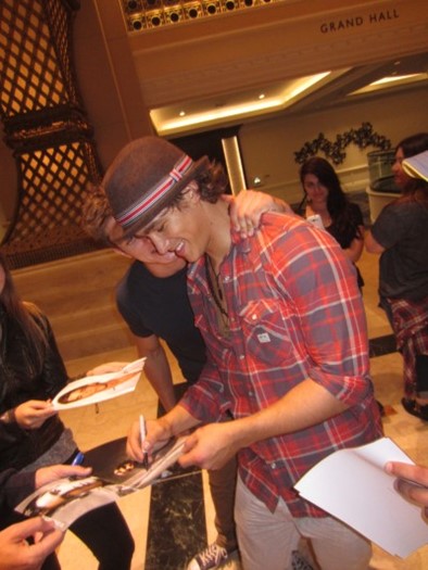 Brenton Thwaites autograph