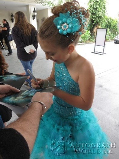 Caitlin Carmichael autograph