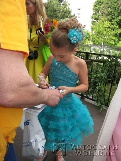 Caitlin Carmichael autograph