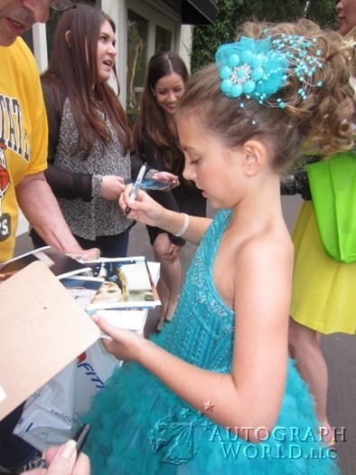 Caitlin Carmichael autograph