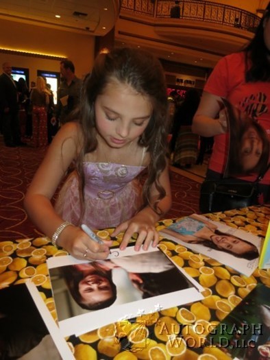 Caitlin Carmichael autograph