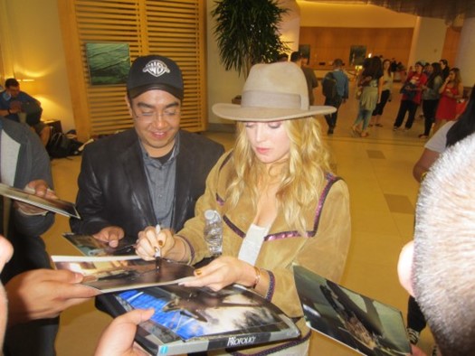 Caity Lotz autograph