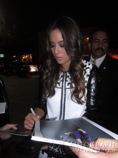Chloe Bennet autograph