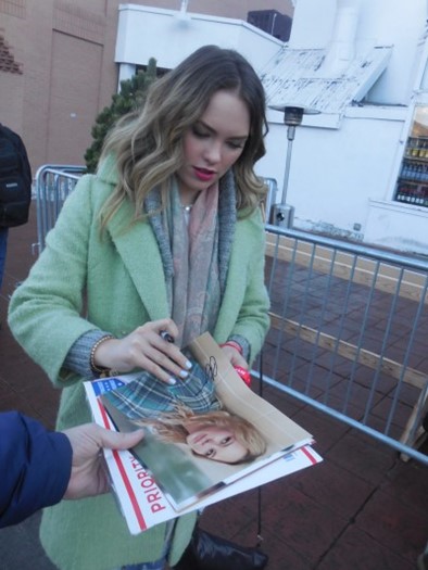 Chloe Rose autograph