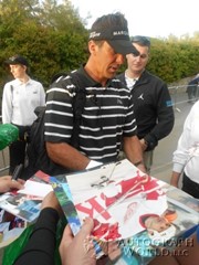 signing photo