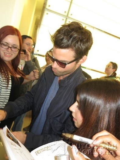 Daniel Gillies autograph