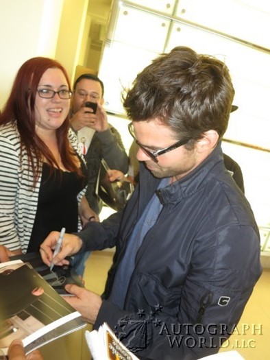 Daniel Gillies autograph