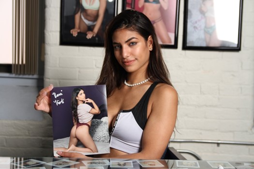 Daniella Vioti autograph